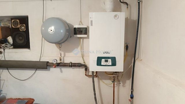 Eladó családi ház, Szentmártonkátán 77 M Ft, 6 szobás