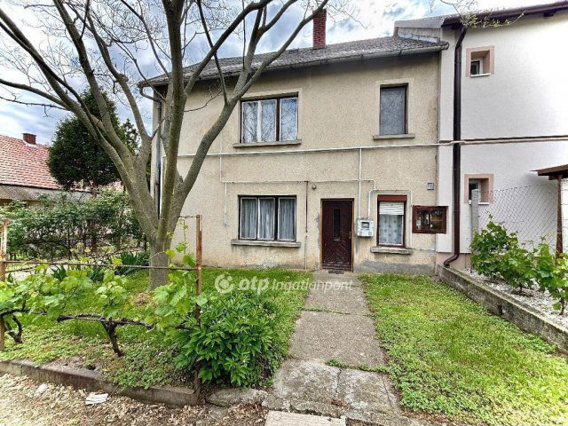 Eladó téglalakás, Pápakovácsin 36.5 M Ft, 4 szobás