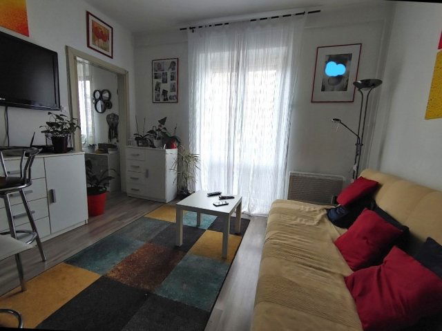 Eladó téglalakás, Zircen 42 M Ft, 1+1 szobás