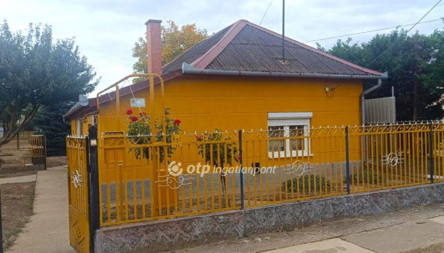 Eladó családi ház, Cibakházán 11 M Ft, 2 szobás