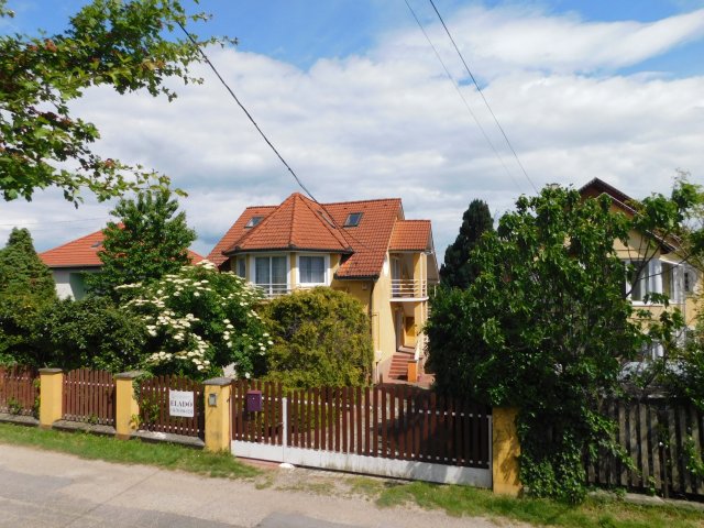 Eladó családi ház, Hévízen 83.69 M Ft, 8 szobás