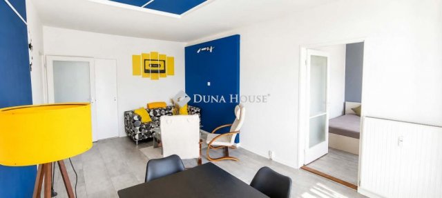 Eladó panellakás, Pécsett 67.9 M Ft, 3 szobás