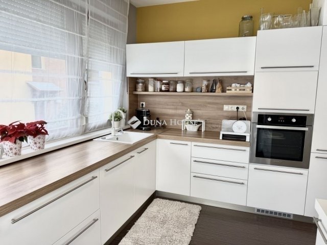 Eladó családi ház, Pécsett 129.9 M Ft, 5 szobás