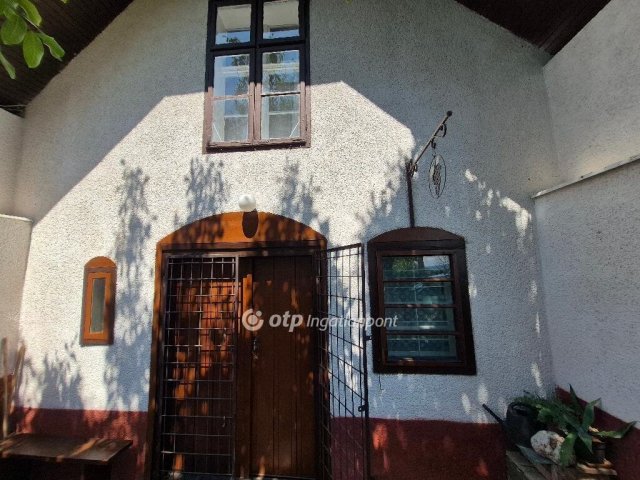Eladó családi ház, Pécsett 26 M Ft, 2 szobás