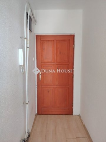 Eladó téglalakás, Dunaújvárosban 34 M Ft, 3 szobás