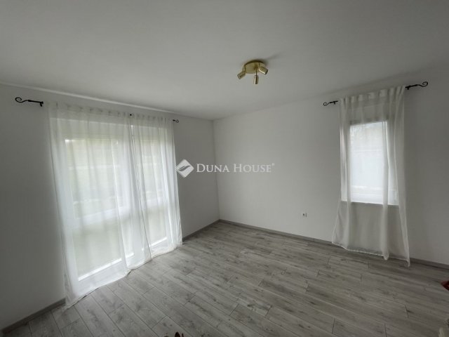 Eladó téglalakás, Pécsett 96.9 M Ft, 4 szobás