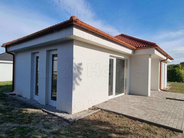 Eladó családi ház, Siófokon 67.2 M Ft, 3 szobás