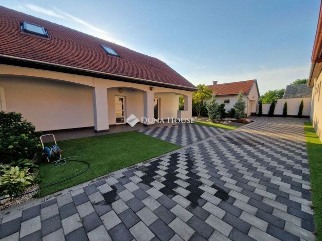 Eladó családi ház, Baján 69.8 M Ft, 5 szobás