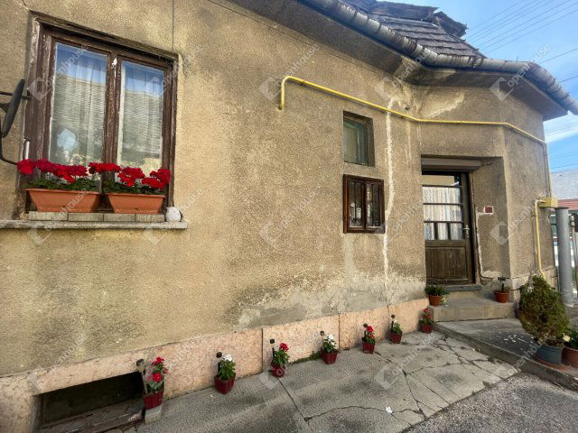 Eladó családi ház, Komáromban 39.9 M Ft, 2 szobás