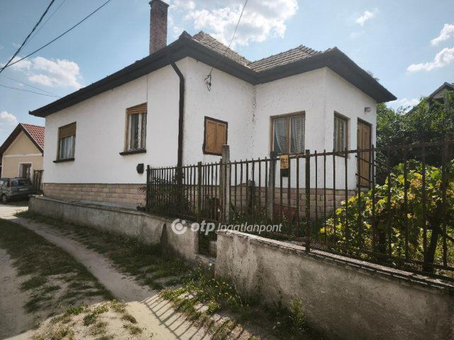 Eladó családi ház, Szigetmonostorban 36.9 M Ft, 2 szobás