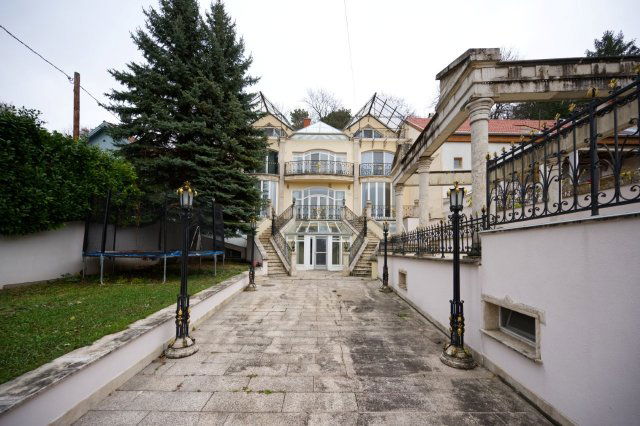 Eladó családi ház, Budakeszin 220 M Ft, 7 szobás