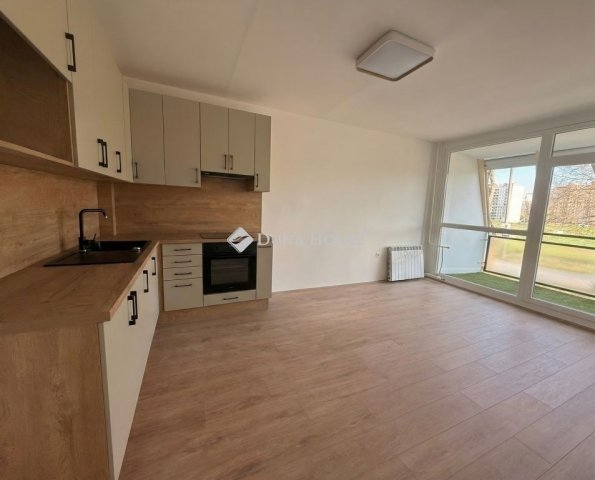 Eladó panellakás, Pécsett 54.9 M Ft, 3 szobás