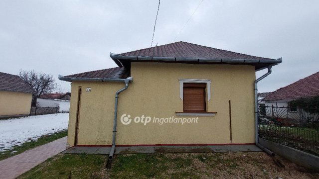 Eladó családi ház, Berekfürdőn 18 M Ft, 2 szobás