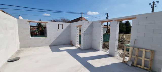 Eladó ikerház, Bicskén 60 M Ft, 3 szobás / költözzbe.hu
