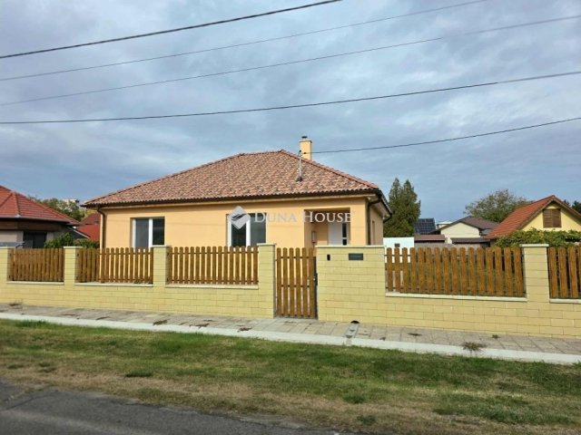 Eladó családi ház, Szekszárdon 99.999 M Ft, 3 szobás