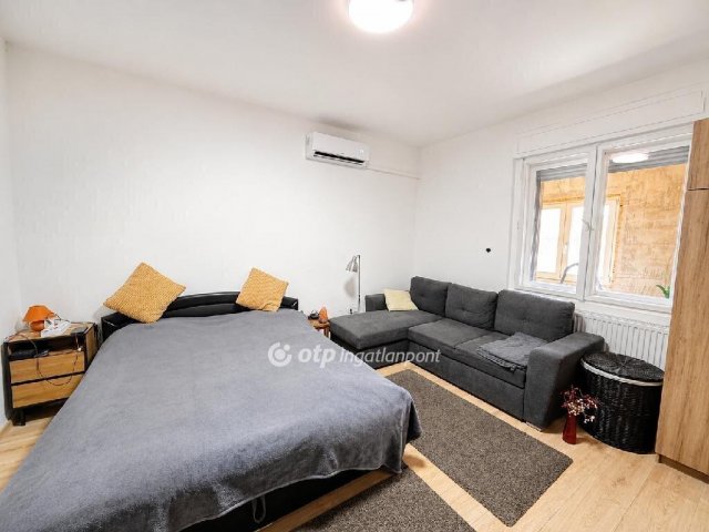 Eladó családi ház, Szigetszentmiklóson 74.9 M Ft, 2 szobás