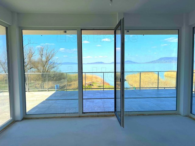 Eladó nyaraló, Balatonfenyvesen 385.572 M Ft, 8 szobás