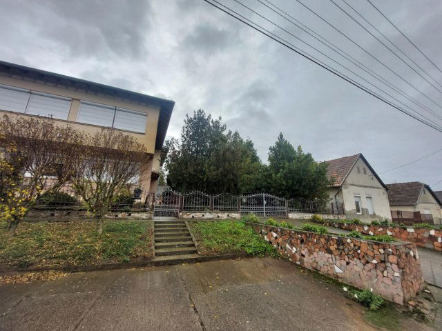 Eladó családi ház, Tolnanémedin 115 M Ft, 12 szobás