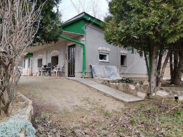 Eladó családi ház, Esztergomban 16 M Ft, 2 szobás