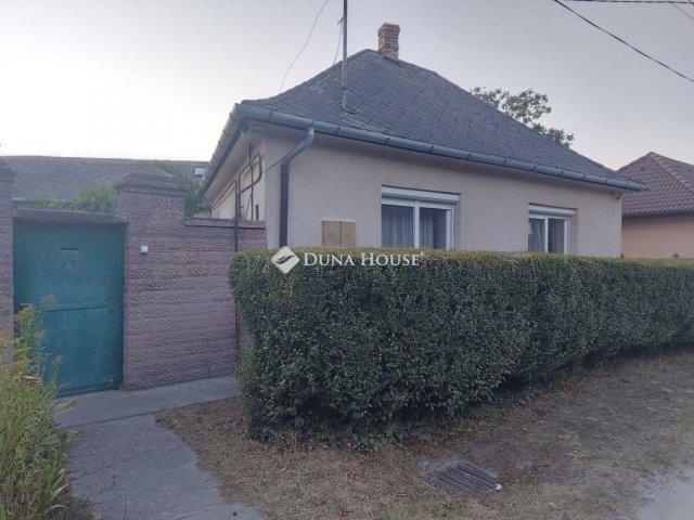 Eladó családi ház, Izsákon, Csokonai utcában 36.9 M Ft