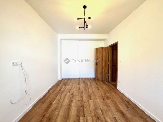 Eladó téglalakás, Pécsett 79.9 M Ft, 5 szobás