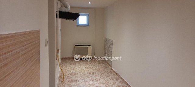 Eladó téglalakás, Kiskunhalason 36.9 M Ft, 2 szobás