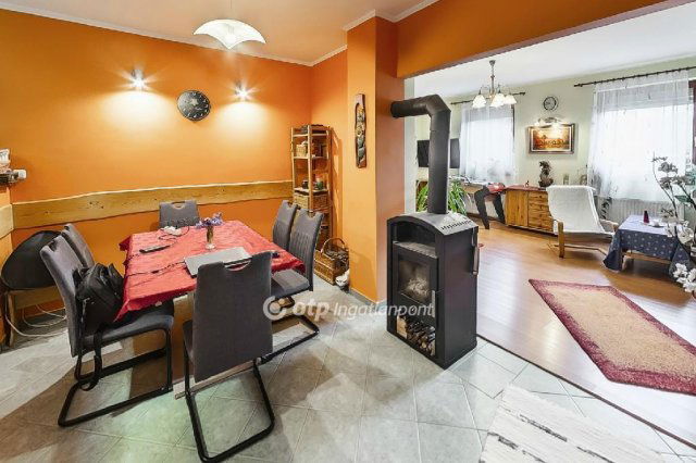 Eladó családi ház, Velencén 144.9 M Ft, 4+2 szobás
