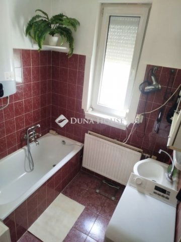 Eladó családi ház, Velencén 99 M Ft, 6 szobás