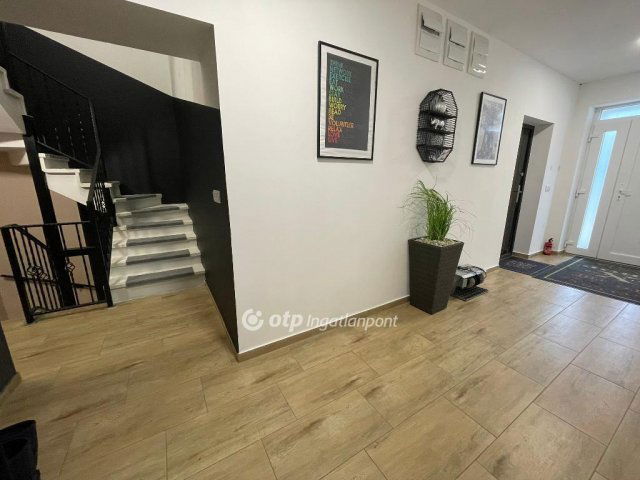 Eladó ikerház, Fertőszentmiklóson 350 M Ft, 9+3 szobás