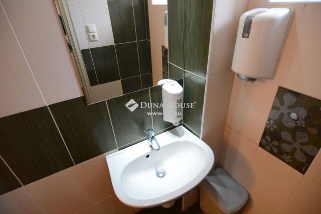 Eladó hotel, Nagykőrösön 170 M Ft, 7 szobás