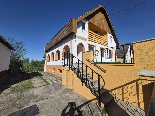 Eladó családi ház, Tiszafüreden 79.9 M Ft, 8 szobás