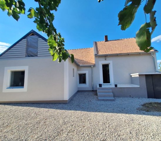 Eladó családi ház, Válluson 69.9 M Ft, 2 szobás