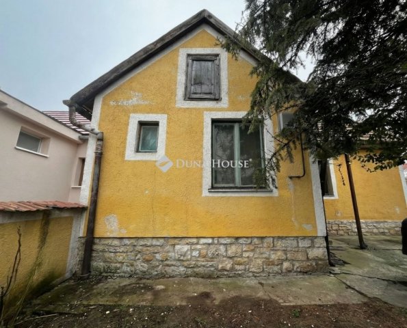 Eladó családi ház, Balatonfüreden 45.9 M Ft, 1 szobás