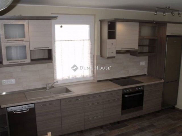 Kiadó téglalakás, albérlet, Pécsett 322 E Ft / hó, 3 szobás
