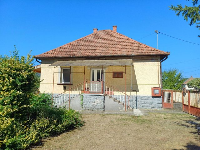 Eladó családi ház, Cereden 24.9 M Ft, 2 szobás