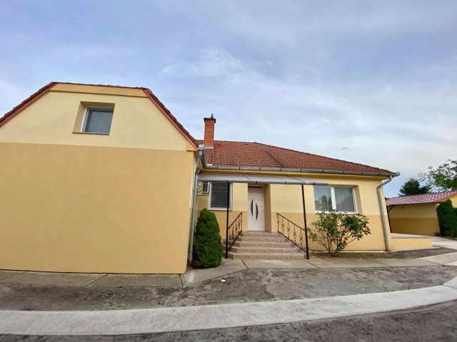 Kiadó családi ház, albérlet, Debrecenben, Aranyeső utcában