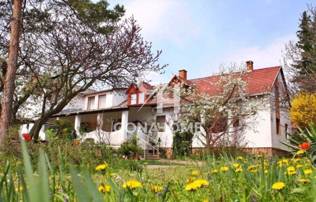 Eladó családi ház, Balatonrendesen 150.66 M Ft, 7+4 szobás