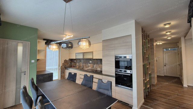 Eladó téglalakás, Győrött 85 M Ft, 3 szobás