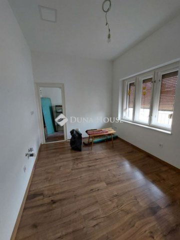 Eladó téglalakás, Baján 37.99 M Ft, 2 szobás