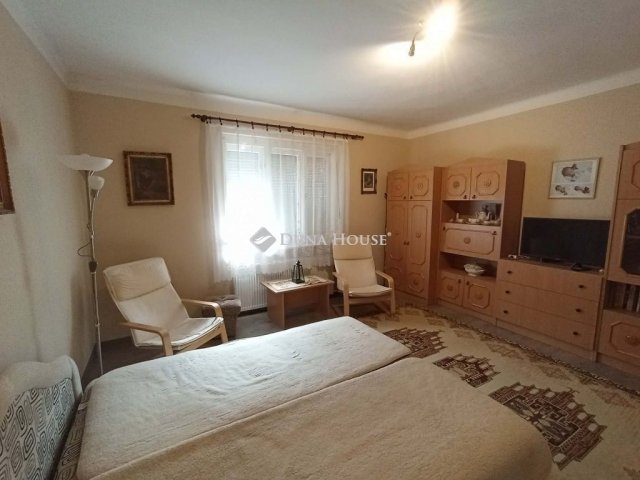 Eladó családi ház, Esztergomban 135 M Ft, 6 szobás