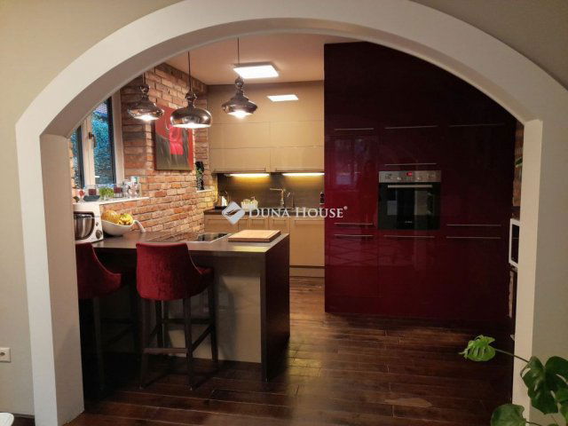 Eladó családi ház, Solymáron, Kápolna utcában 305 M Ft