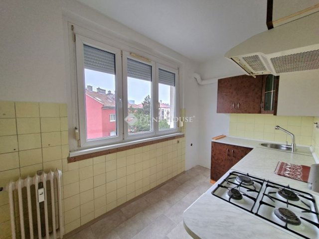 Eladó panellakás, Székesfehérvárott 59.9 M Ft, 3 szobás