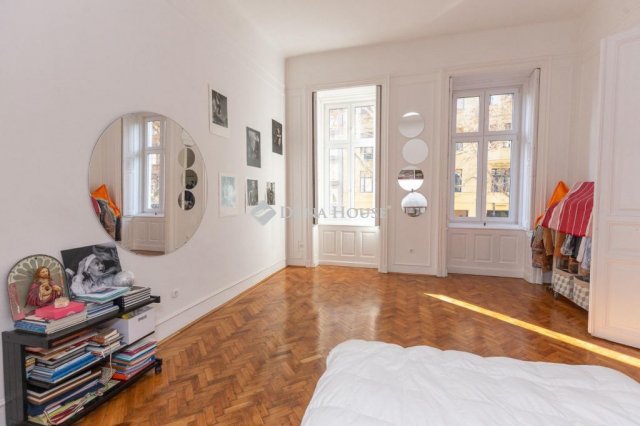 Eladó téglalakás, Budapesten, VI. kerületben, Liszt Ferenc téren