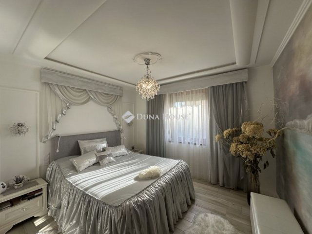 Eladó családi ház, Kecskeméten 224.9 M Ft, 7 szobás