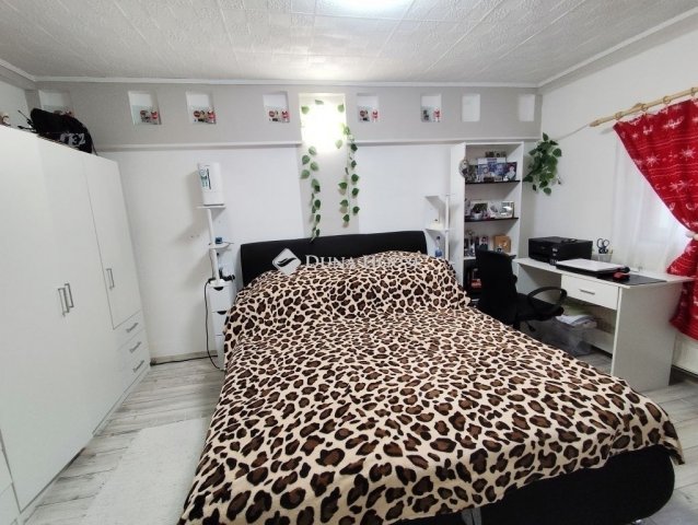 Eladó családi ház, Vecsésen 30 M Ft, 3 szobás