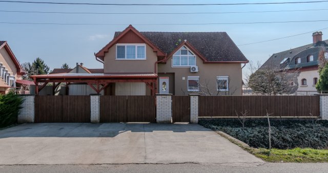 Eladó családi ház, Debrecenben 188 M Ft, 6 szobás