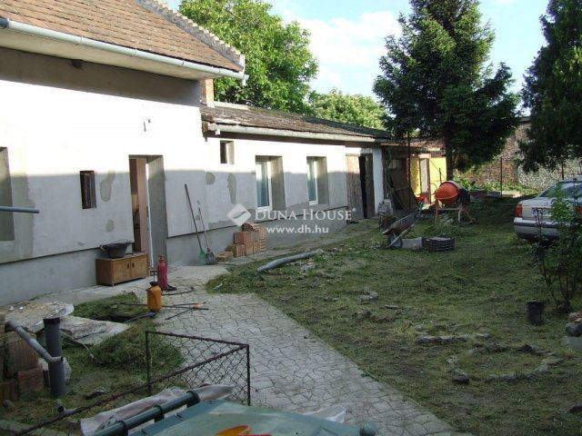 Eladó családi ház, Esztergomban 88 M Ft, 6 szobás