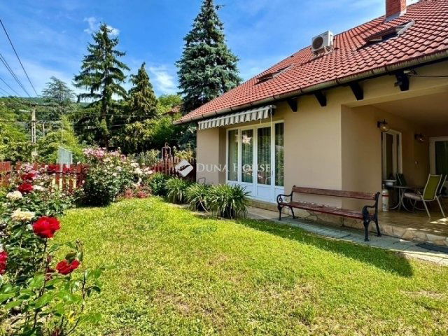 Eladó családi ház, Pécsett 128 M Ft, 5 szobás