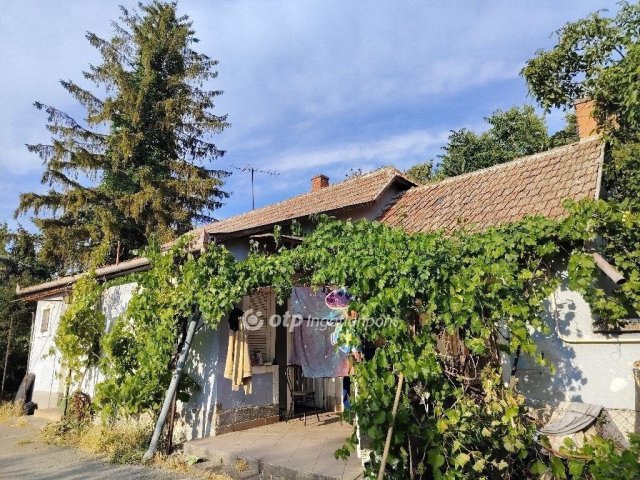 Eladó családi ház, Abonyban 23.9 M Ft, 2 szobás