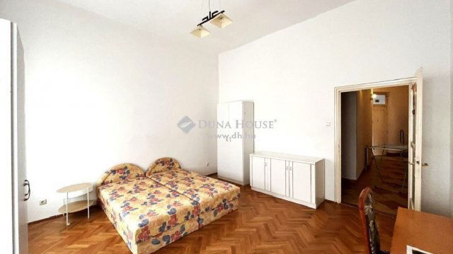 Eladó téglalakás, Szombathelyen 60 M Ft, 4 szobás